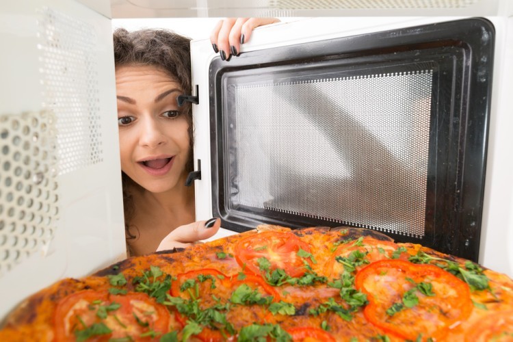 9 alimentos que no debes cocinar en el microondas