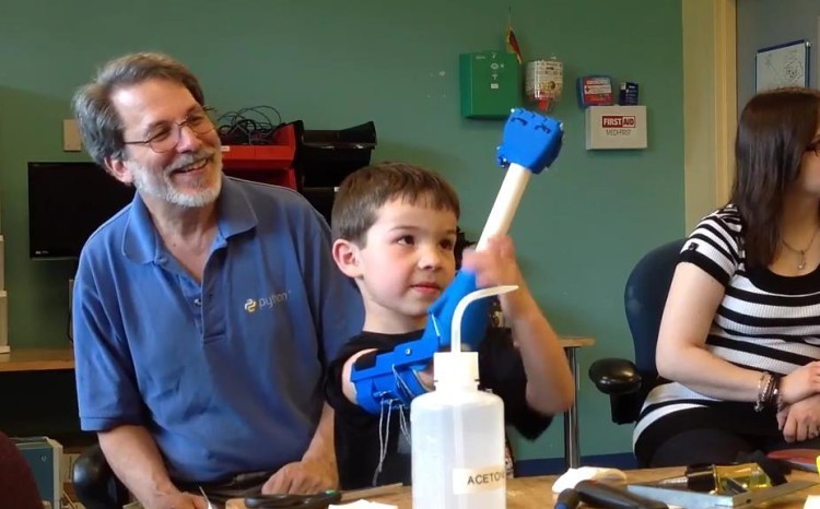 Un niño con una prótesis 3D de e-Nable